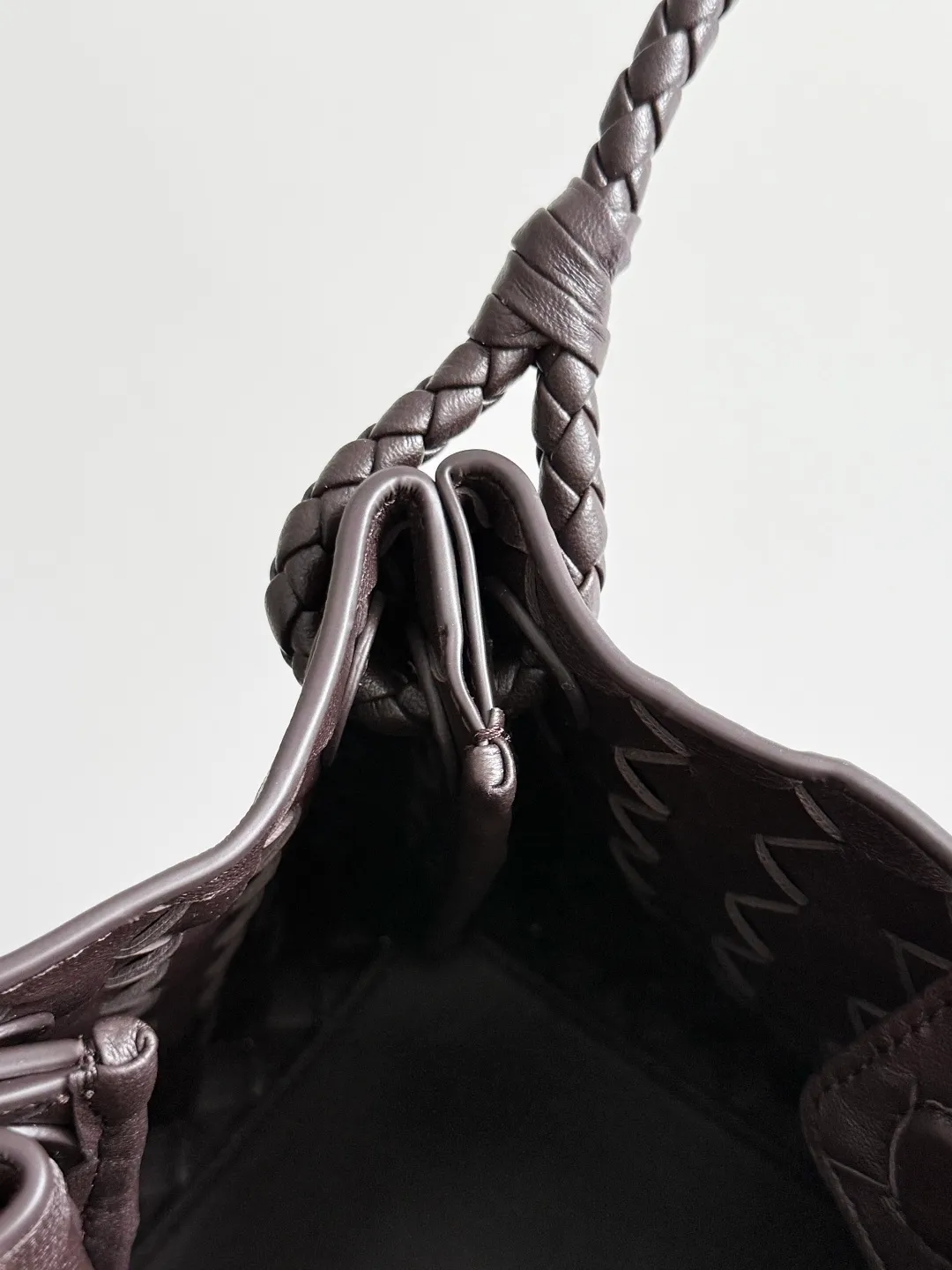 Batch 2060 BOTTEGA VENETA 2025 Autumn New Product Medium Parachuta The long-awaited new medium parachuta is here, with a unique appearance and iconic metal knots, and a whole piece of leather folds the four corners into a parachute shape! The exquisite Knot metal buckle is like putting jewelry on a bag. It is high-end and elegant. Its super capacity can hold all your things! The overall effect of this bag is very different from before. It is neither too delicate to provide a large capacity nor too bulky because of its practicality. It simply provides a perfectly suitable bag for casual and simple people👜 Style number: 835921 Size: 29.5*18.5*17.5cm